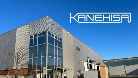 万博公式キャラクターに新デザイン登場！「黒ミャクミャク木製バッチ」発売。完売していたミャクミャク木製バッチも再販。 | かねひさ株式会社のプレスリリース