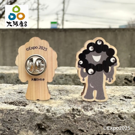 「黒ミャクミャク木製バッチ」発売。大阪府産ひのき使用、完売していたカラー再販も - トラベル Watch