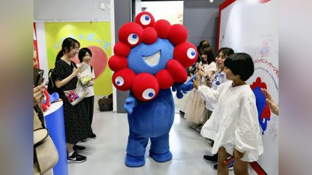 これからも「ミャクミャク」親しんで！出展者や協賛者以外も業務使用可能に・公式グッズ販売２年延長…「こみゃく」二次創作の手引策定も : 読売新聞