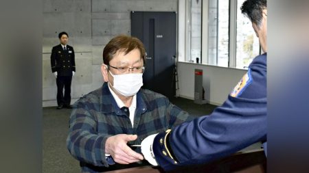 火災現場で自力歩行できない高齢者の命を救った職員を表彰…「また同じことをすると思う」 : 読売新聞