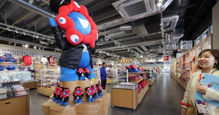 ミャクミャクグッズ、製造･販売2年延長へ　企業広告の有償利用も解禁 - 日本経済新聞