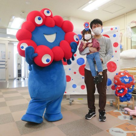 ミャクミャクが病院にやってきた！「アフターどこでも万博」を大阪市立総合医療センターで開催しました | 西尾レントオール株式会社のプレスリリース