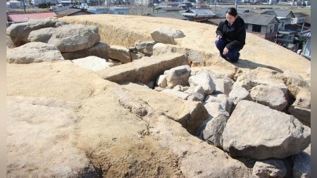 奈良:割塚古墳の石室で壁の裏側に隠れた通路、国内で2例目の貴重な発見…「葬送儀礼の実態を研究するうえで極めて重要」 : 読売新聞