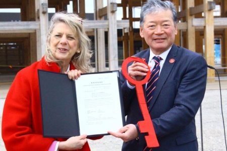 真っ赤な鍵で敷地返還　カナダ館、万博の役割終えレガシー未来へ | 週刊大阪日日新聞