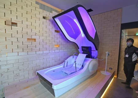 万博で話題「人間洗濯機」、北広島に来た！　市内ホテルでお披露目　斎藤佑樹さんら魅力PR：北海道新聞デジタル