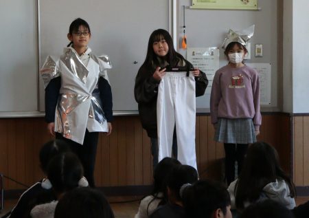 関西万博のユニホーム、京都府向日市の小学校へ　世界的ファッションデザイナーの1着｜京都新聞デジタル　京都・滋賀のニュースサイト