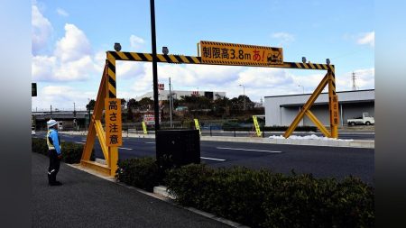 和歌山市:トラックに積まれたパワーショベル、高さ3・8mの制限ガードへの衝突事故が頻発…周知に腐心する県警「運行前に必ず高さの計測を」 : 読売新聞