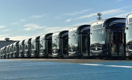 (3ページ目)誰の責任か？　野ざらしのEVバスに税金43億円　大阪・関西万博でトラブル続出、大阪市議会で追及 | AERA DIGITAL（アエラデジタル）