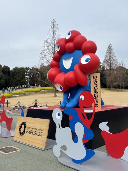 「太陽の塔」と夢の共演！万博公園にミャクミャク像が登場　撮影に大行列、熱狂的ファンの姿も（よろず～ニュース） - Yahoo!ニュース