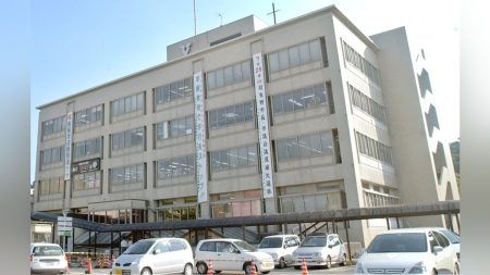 羽曳野市:禁煙の公用車内で喫煙した館長、無断で灰皿も敷地内に設置…市民の連絡で発覚も部下に虚偽報告を促したか : 読売新聞