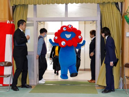 【動画】大阪・関西万博「ミャクミャク」、大阪市内の幼稚園・小学校にサプライズ登場 – OSAKA STYLE