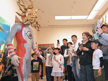 本物も登場！　タローマン展も開幕 鹿児島市立美術館|47NEWS（よんななニュース）