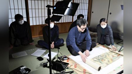 室町時代に画僧道周が弘法大師・空海の生涯と逸話描いた絵巻、半世紀ぶりに出庫…東京大学文学部の研究グループが学術調査 : 読売新聞