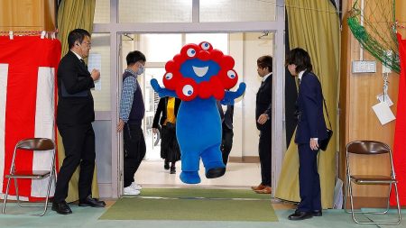 大阪・関西万博「ミャクミャク」が大阪市内の卒園式・卒業式にサプライズ登場！祝福のメッセージを贈る - ライブドアニュース