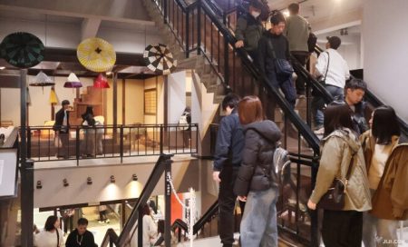 画像・写真：にぎわう天守内部：時事ドットコム