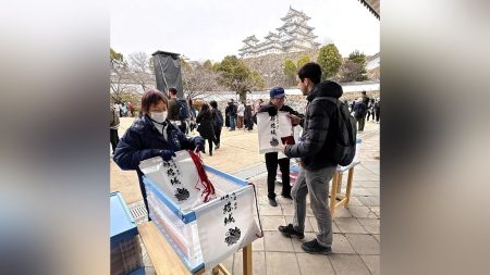 姫路市は、世界遺産・姫路城（姫路市本町）入場者向けに、城の入り口で靴や荷物を入れるオリジナル肩掛け式携帯袋の配布を始めた : 読売新聞