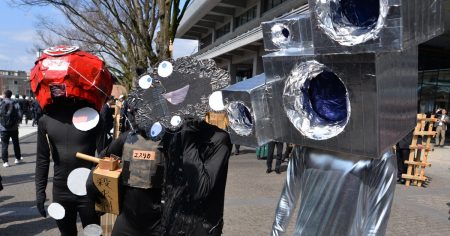 【写真】ミャクミャク、チョッパー…京大卒業式を彩った仮装 ［写真特集1/6］ | 毎日新聞