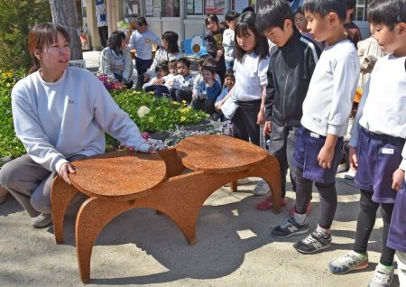 大阪・関西万博の「休憩用ベンチ」京都府宇治市の学校へ　「旗振り役」は中学生「思いの結晶残したい」｜京都新聞デジタル　京都・滋賀のニュースサイト